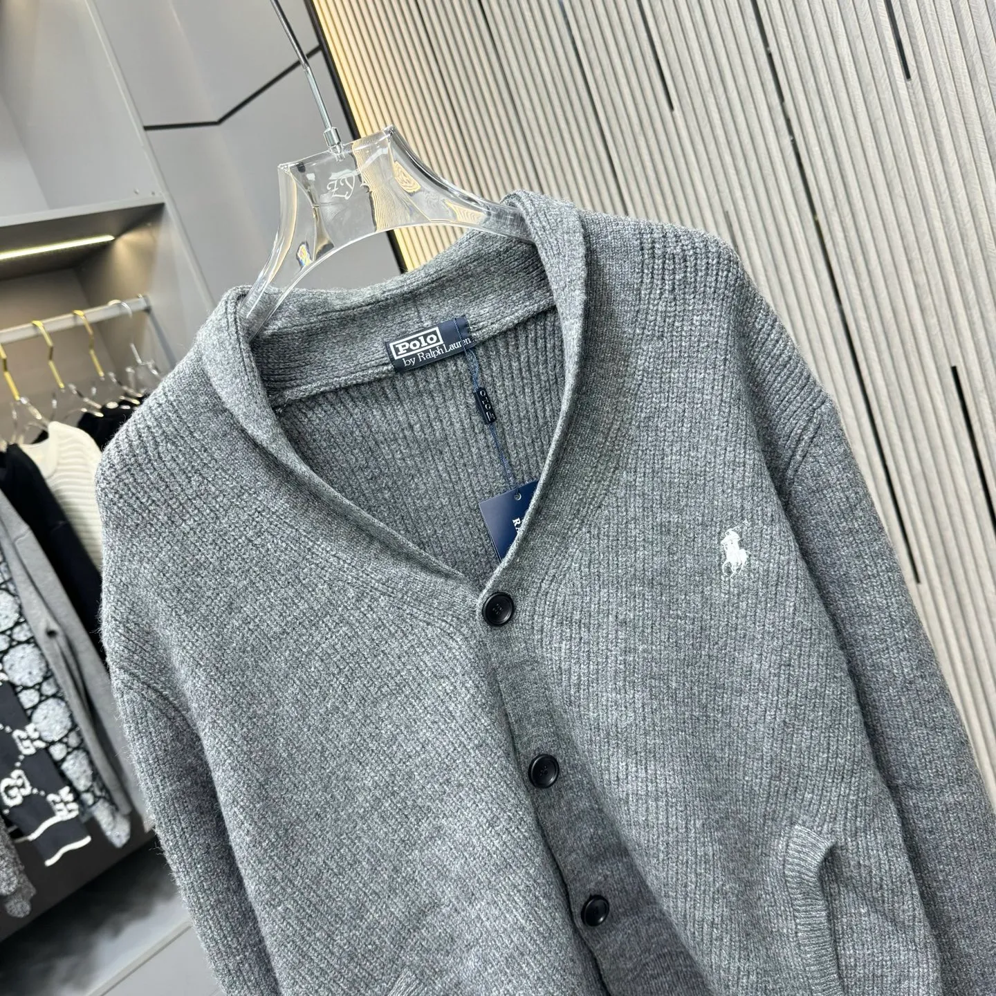 P260 LF Ralph Lauren 25FW Taoist robe sweater is made of top-grade cashmere yarn. The new autumn and winter Oblique jacquard knitted cashmere sweater has a double-sided wearable design and is made of high-quality cashmere material. After fine weaving process, it presents a soft and comfortable touch and excellent thermal performance. The iconic Oblique jacquard pattern is perfectly presented through precision knitting technology. It can be worn on both sides, showing different style charms. The round neck design is simple and elegant, suitable for various matching occasions. Exquisite knitting technology ensures that the clothes are not easily deformed and remain crisp and long-lasting. The double-sided design concept reflects LV's perfect balance of practicality and fashion. Each sweater undergoes strict quality inspection to ensure that the quality meets the brand's consistently high standards. This knitted item combines warmth and style, making it an exquisite addition to your autumn and winter wardrobe. Size:S/M/L/XL